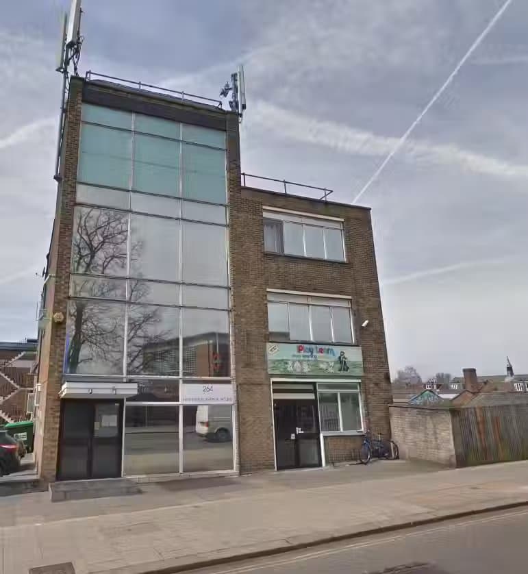 Northfield Avenue, Ealing